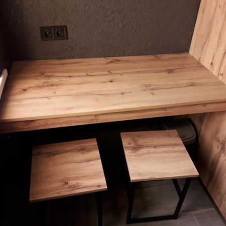 Full House Capsule Hostel Rivne Zewnętrze zdjęcie A table made of wood