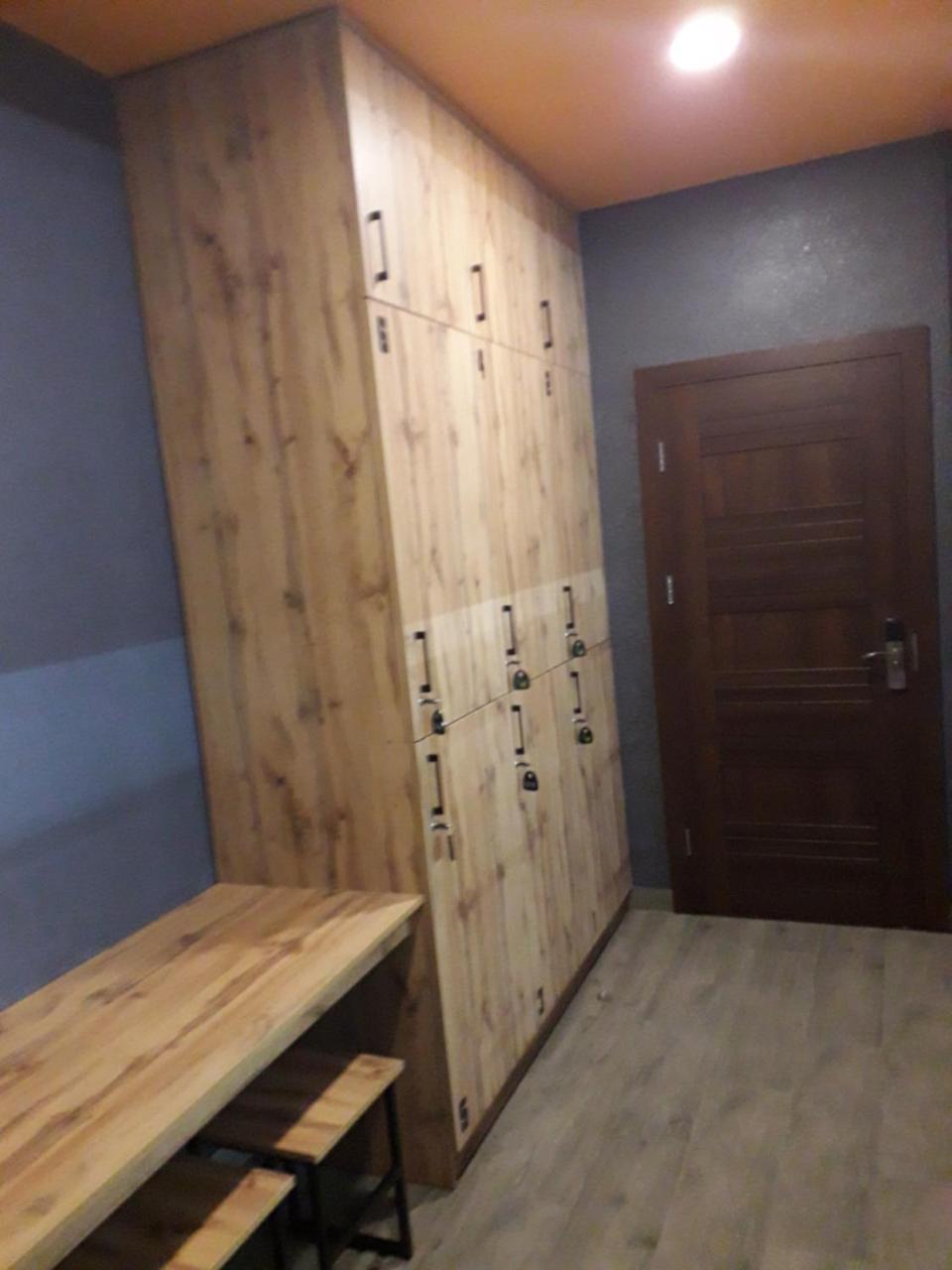 Full House Capsule Hostel Rivne Zewnętrze zdjęcie Lockers in a gym