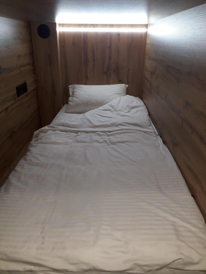 Full House Capsule Hostel Rivne Zewnętrze zdjęcie A futon