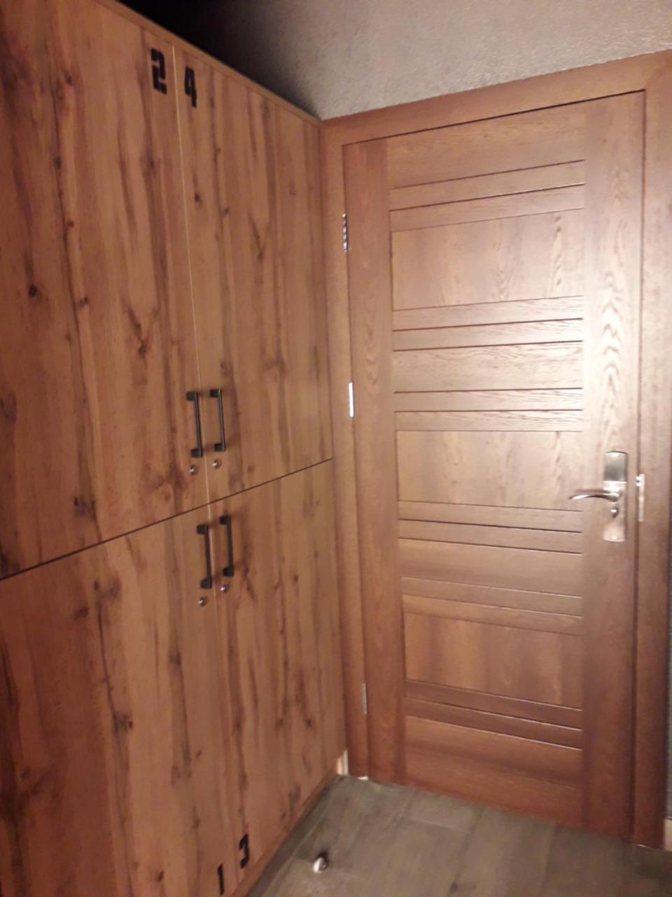 Full House Capsule Hostel Rivne Zewnętrze zdjęcie A door with a deadbolt lock