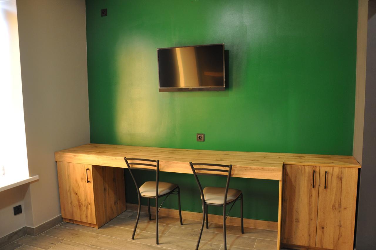 Full House Capsule Hostel Rivne Zewnętrze zdjęcie The green room at the station