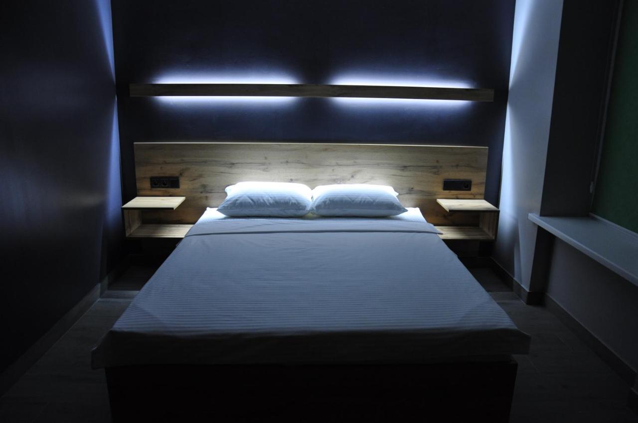 Full House Capsule Hostel Rivne Zewnętrze zdjęcie A bedroom