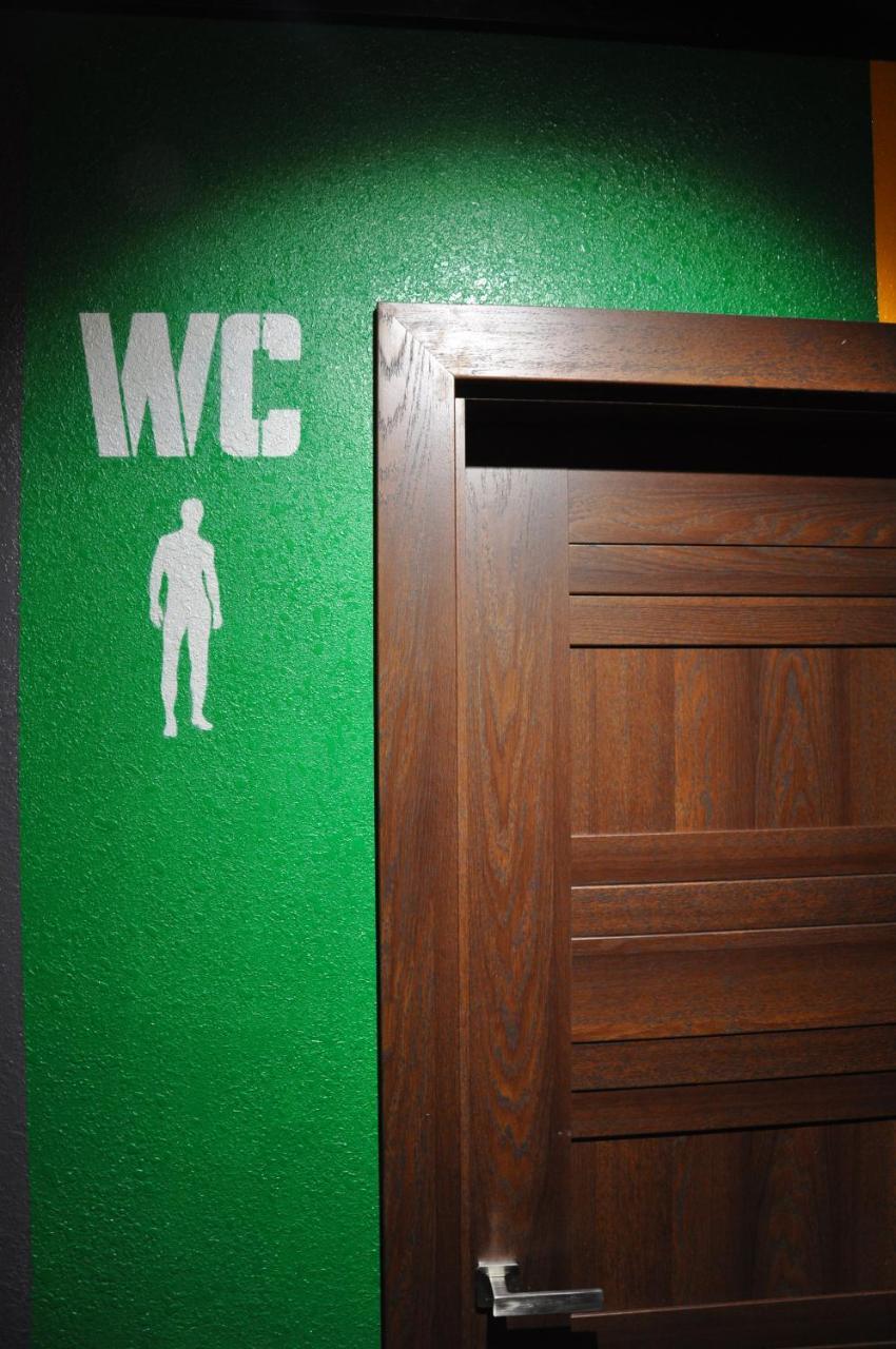 Full House Capsule Hostel Rivne Zewnętrze zdjęcie A sign for a men's toilet