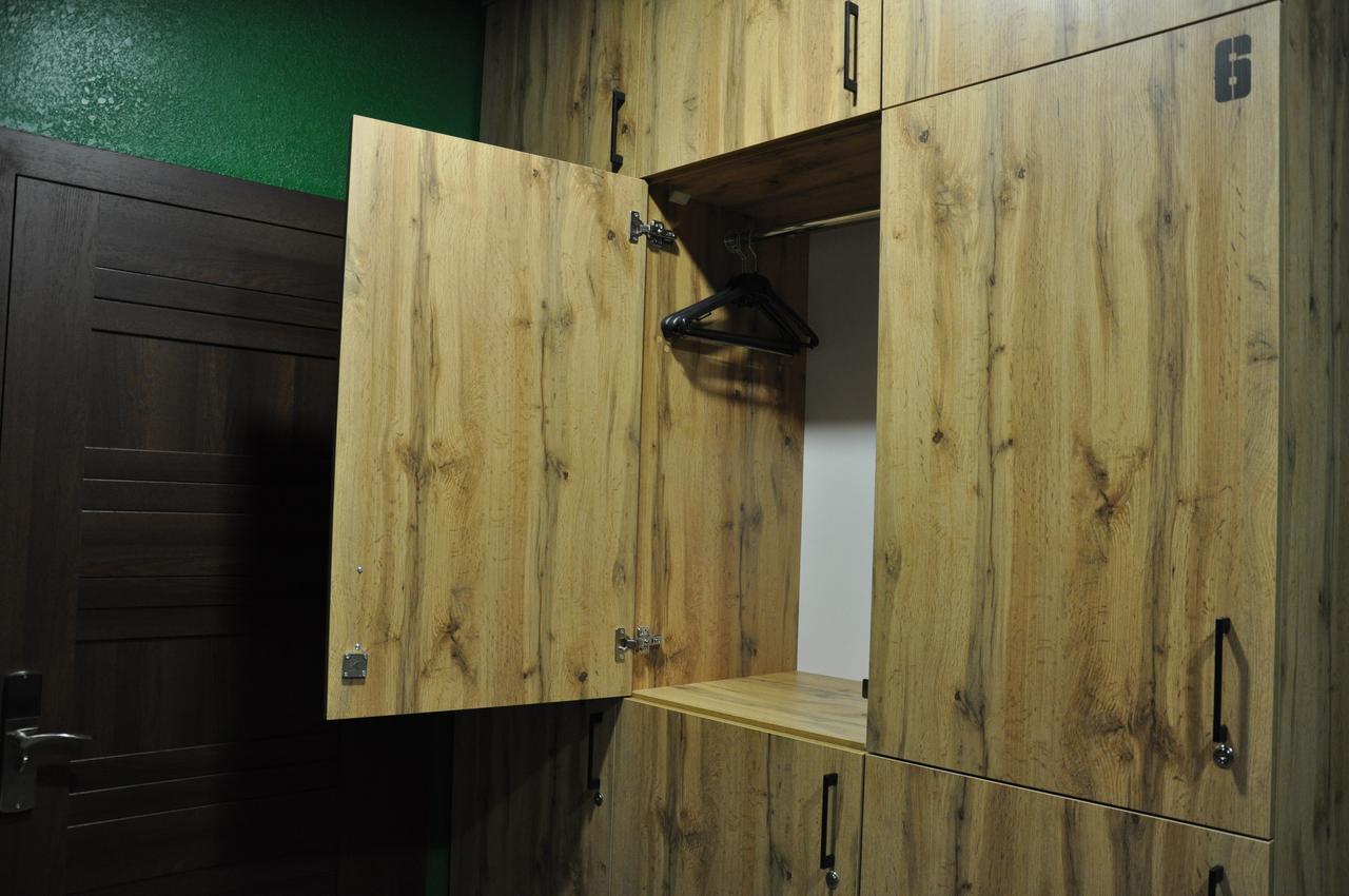 Full House Capsule Hostel Rivne Zewnętrze zdjęcie A wooden locker