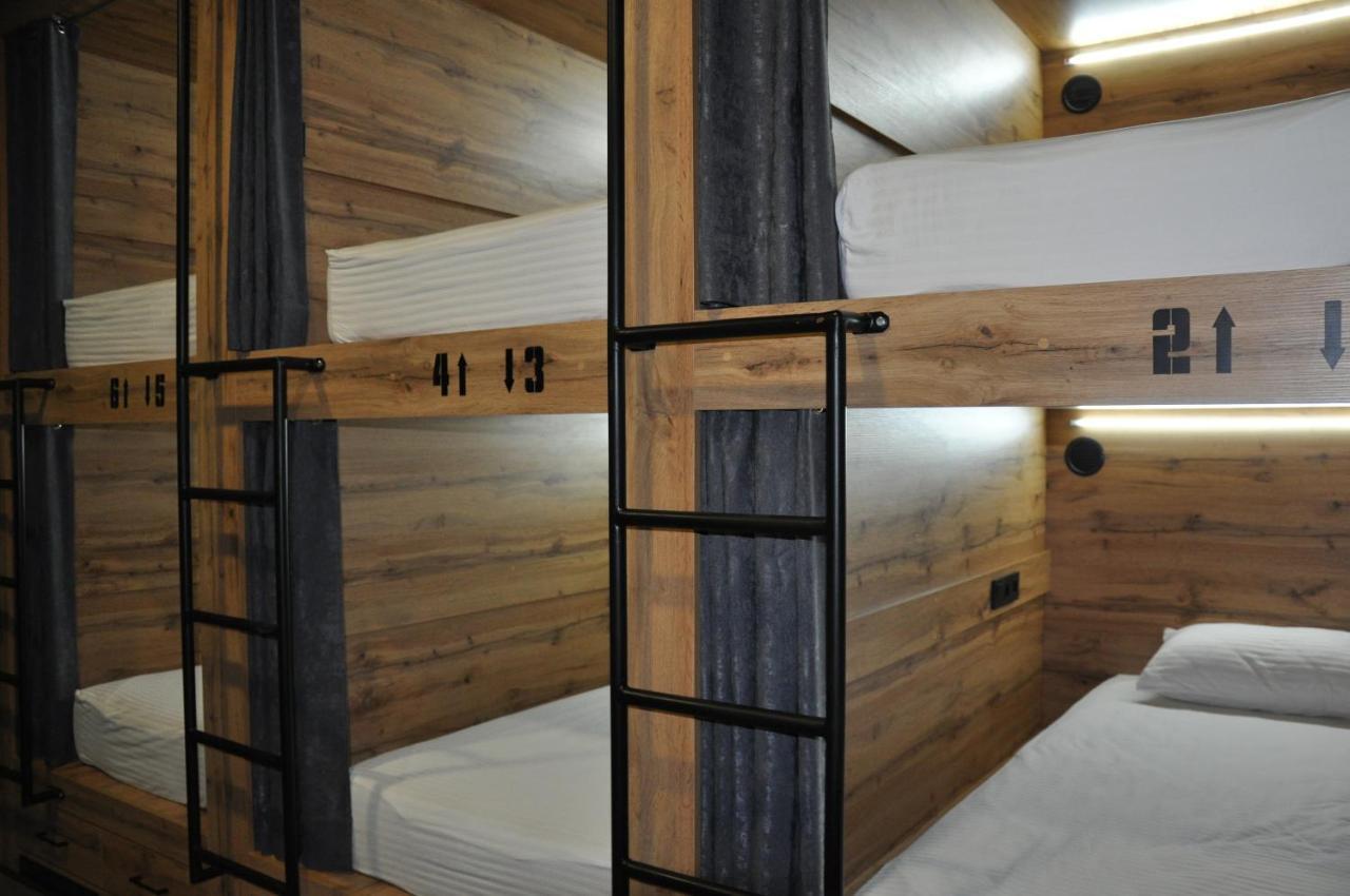 Full House Capsule Hostel Rivne Zewnętrze zdjęcie Hostel beds