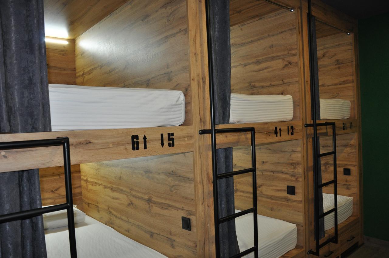 Full House Capsule Hostel Rivne Zewnętrze zdjęcie Bunk beds in a hostel