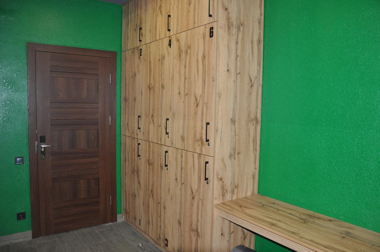 Full House Capsule Hostel Rivne Zewnętrze zdjęcie A locker room
