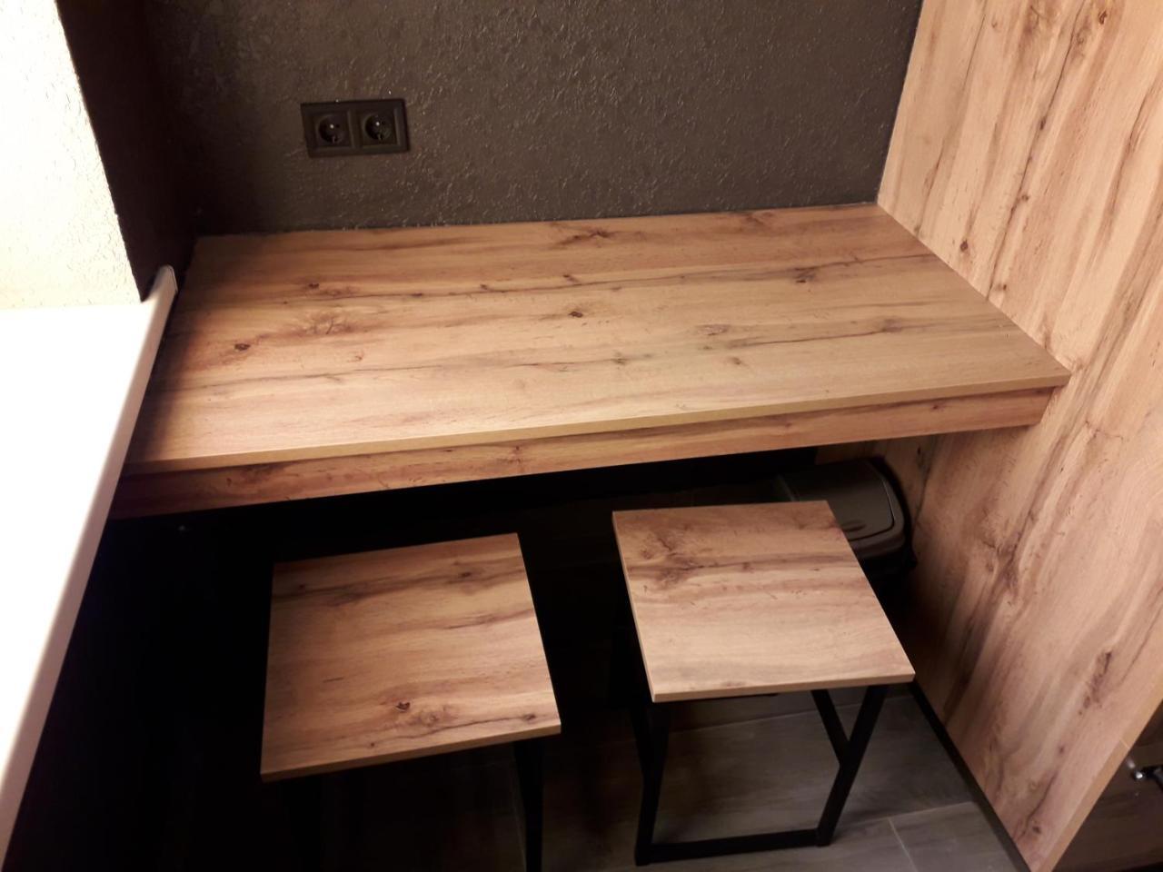 Full House Capsule Hostel Rivne Zewnętrze zdjęcie A table made of wood