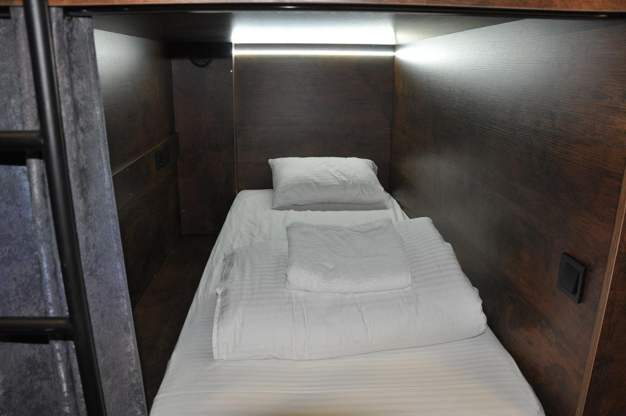 Full House Capsule Hostel Rivne Zewnętrze zdjęcie A capsule hotel room