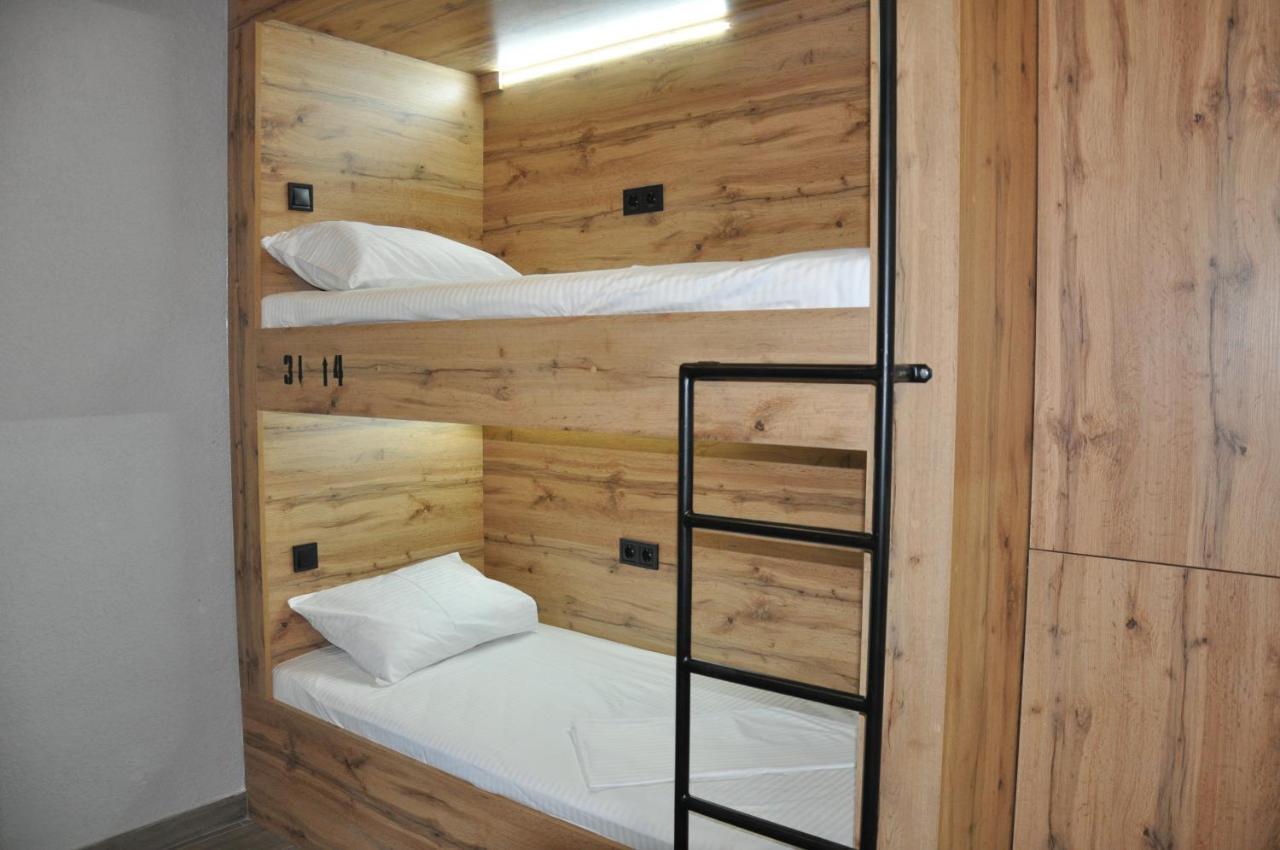 Full House Capsule Hostel Rivne Zewnętrze zdjęcie A bunk bed