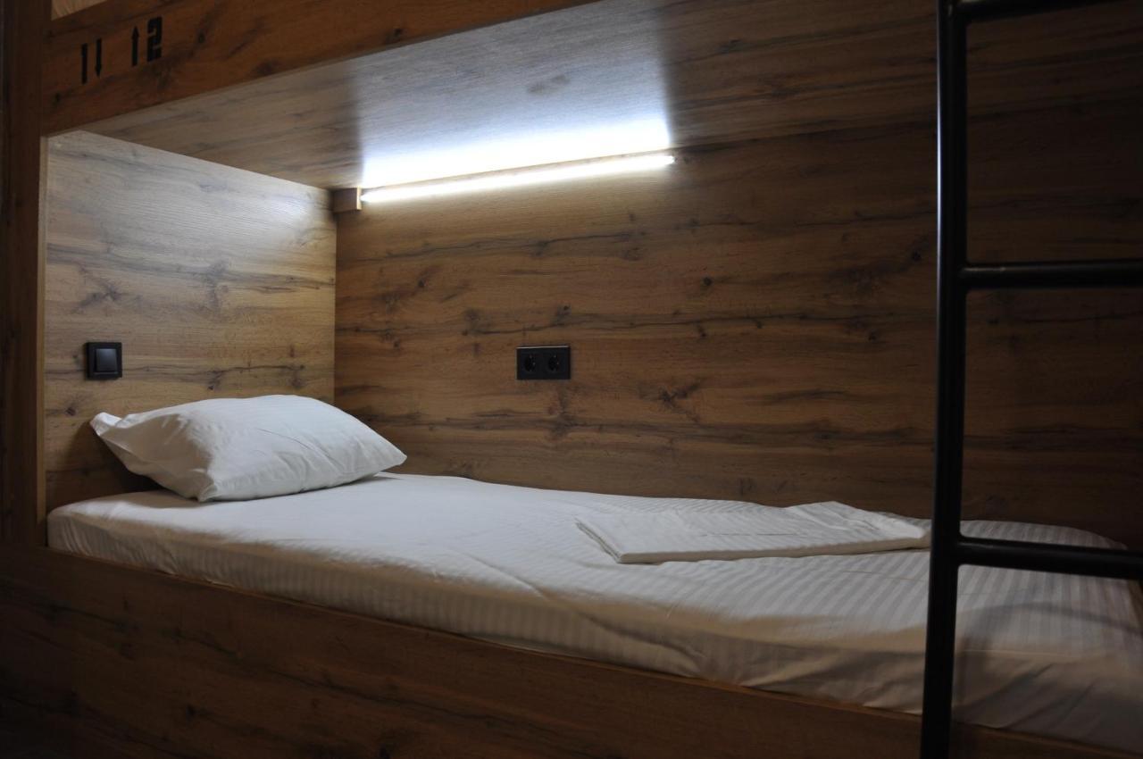 Full House Capsule Hostel Rivne Zewnętrze zdjęcie A bed in a hostel