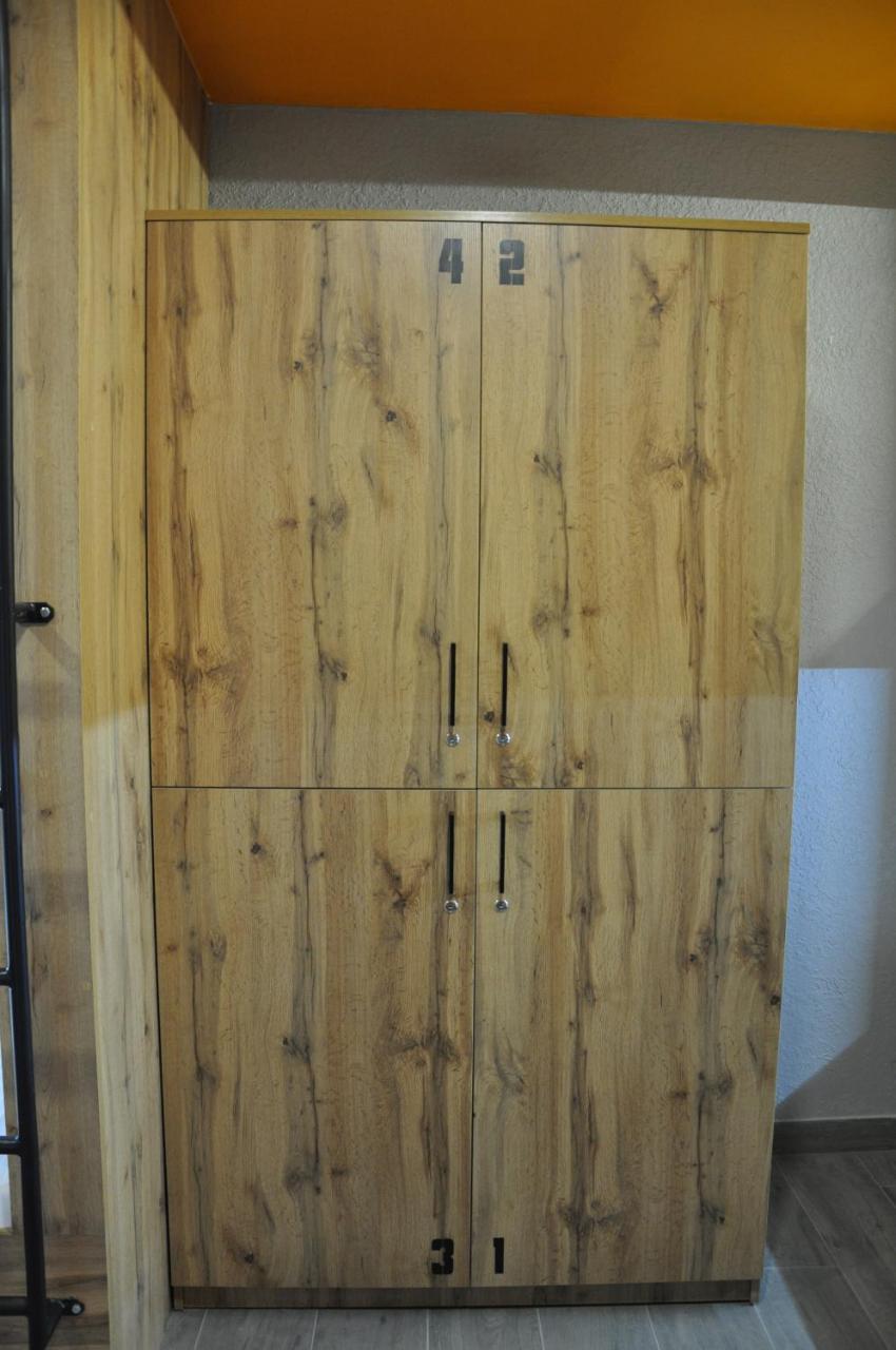 Full House Capsule Hostel Rivne Zewnętrze zdjęcie A wooden armoire