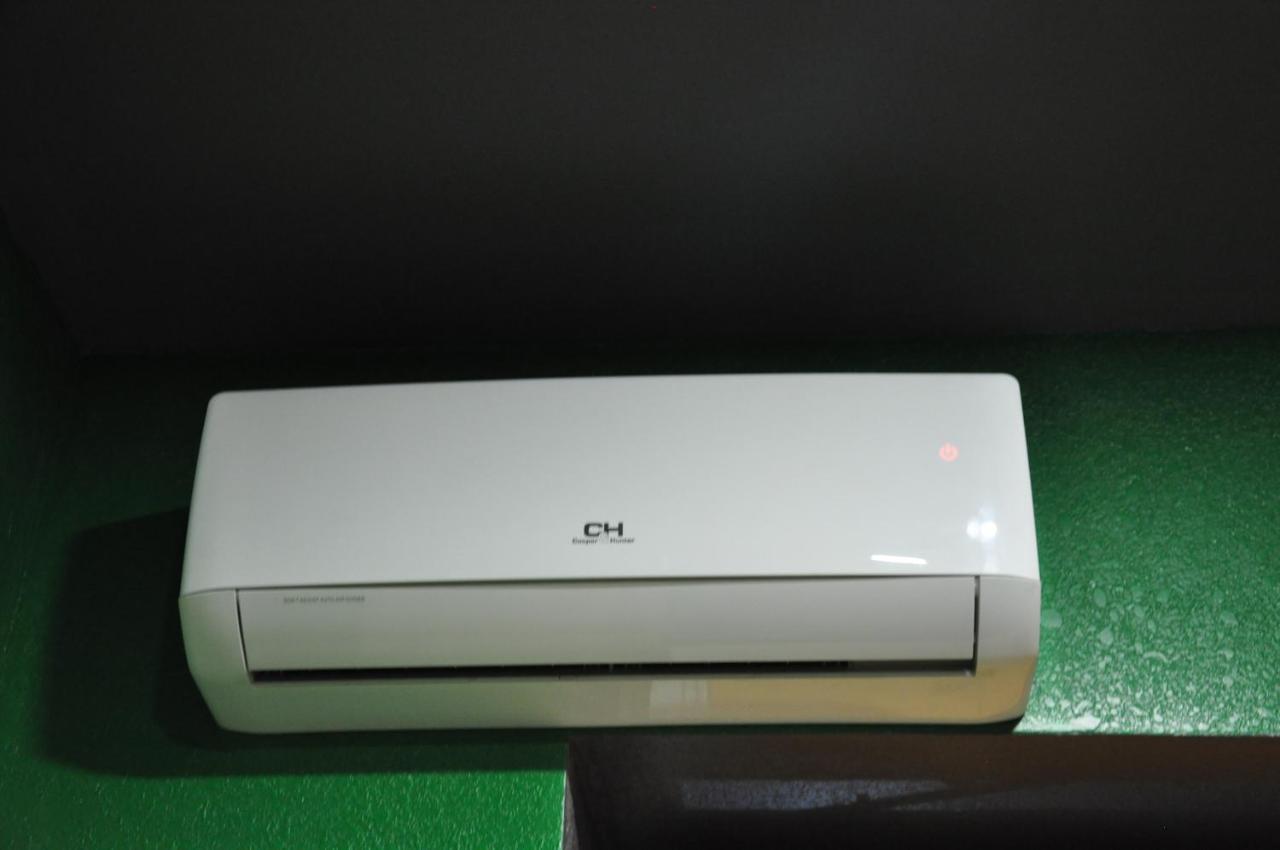 Full House Capsule Hostel Rivne Zewnętrze zdjęcie A wall-mounted air conditioner