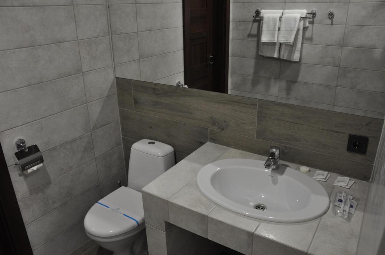 Full House Capsule Hostel Rivne Zewnętrze zdjęcie Bathroom