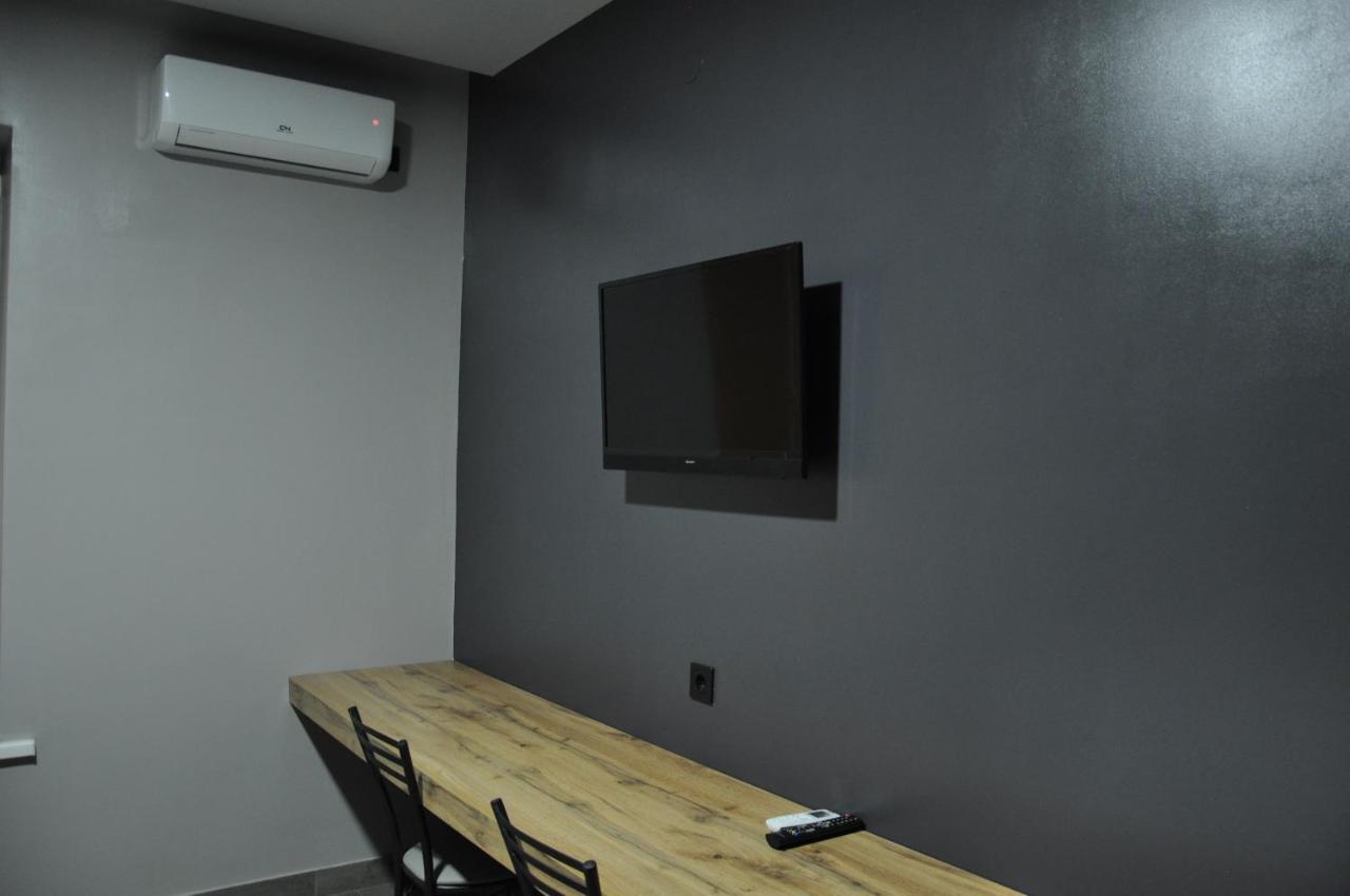 Full House Capsule Hostel Rivne Zewnętrze zdjęcie A wall-mounted television