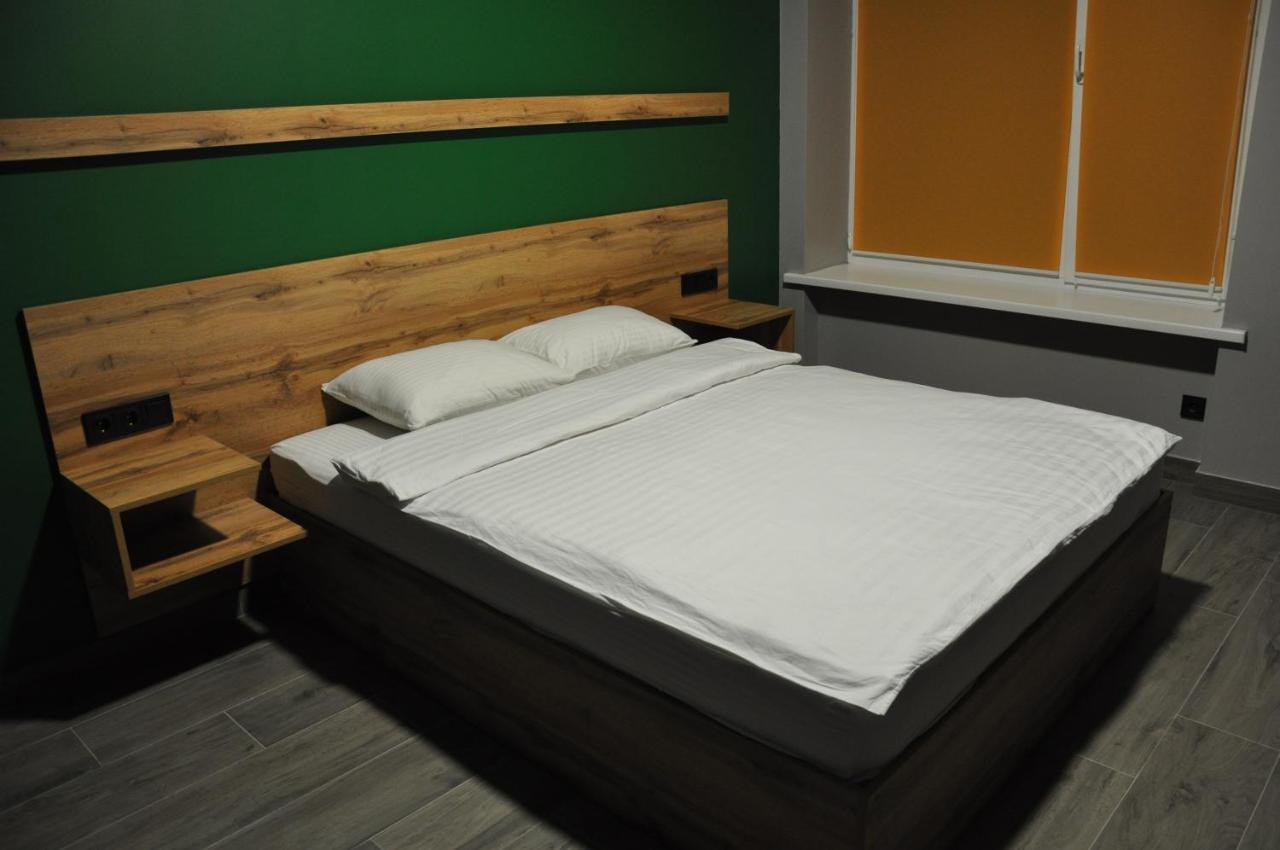 Full House Capsule Hostel Rivne Zewnętrze zdjęcie A bed