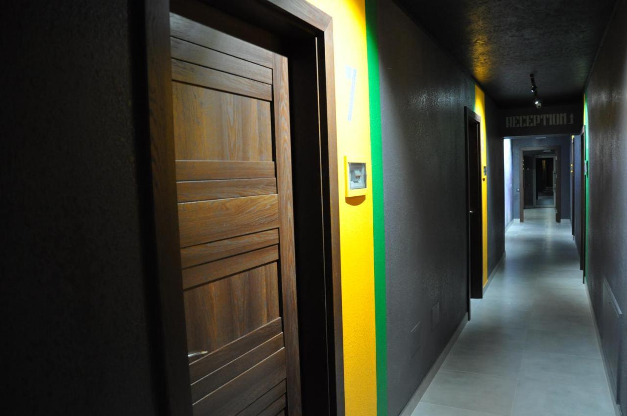Full House Capsule Hostel Rivne Zewnętrze zdjęcie Corridor